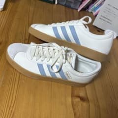 adidas スニーカー ホワイト×ライトブルー ガムソールのサムネイル