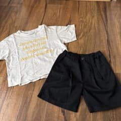 ベージュ Tシャツ120〜130と黒 ショートパンツ XL130〜140のサムネイル