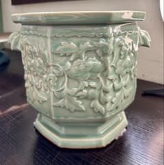 【明治期・名品】三田青磁 八角火鉢 牡丹陽刻 蝙蝠（コウモリ）耳 明治期・名品】三田青磁 八角火鉢 牡丹陽刻 蝙蝠（コウモリ）耳 - メルカリ
