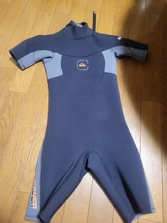 Quiksilver 140キッズスプリングウェットスーツ 黒/グレー首に傷のサムネイル