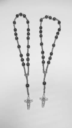 ミニ手編みペアロザリオ・カトリック祈祷書「祈りの友」によるモデル　　251107 ミニ手編みペアロザリオ・カトリック祈祷書「祈りの友」によるモデル