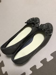 フリル付ローヒールエナメルパンプスのサムネイル