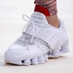 今だけ値下げ中！　Comme des Garçons x Nike Shoxのサムネイル