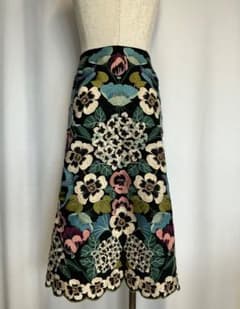 【極美品】 RED VALENTINO 花柄総刺繍 ミディ丈スカート 極美品】 RED VALENTINO 花柄総刺繍 ミディ丈スカート - メルカリ
