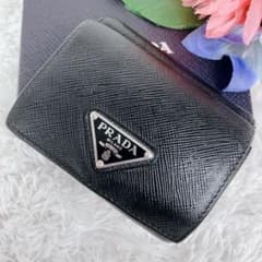 プラダ サフィアーノレザー 三つ折り財布 三角ロゴ 2MH042 黒 現行✨プラダ 折り財布 三角ロゴ サフィアーノレザー 黒 ブラック