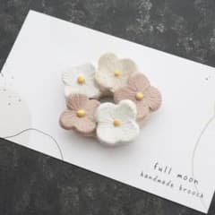 ハンドメイド お花のリースブローチ　ピンクのお花　陶器風　北欧風　陶土のサムネイル
