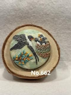 くるみボタン刺繍ヘアゴムorブローチ つばめの親子 鳥刺繍 自然 - メルカリ