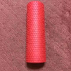 赤いスポンジ製の棒 ストレッチポールのサムネイル