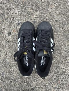 adidasスニーカーのサムネイル