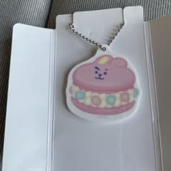 BT21 COOKY Macaron Keychain [FamilyMart Exclusive]