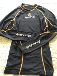 SKINS スキンズ コンプレッション インナー Mサイズ 冬用のサムネイル