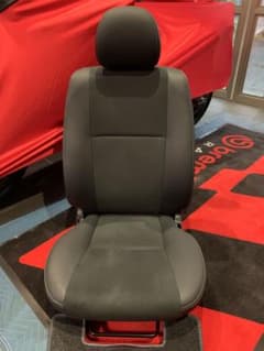 ハイエース200系 運転席純正シート ブラック 合成皮革 - メルカリ