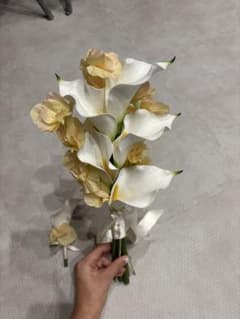 カラーと小花のウェディングブーケ ブートニア付きのサムネイル