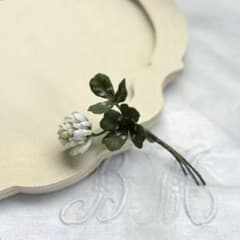 2067 布花 シロツメクサ コサージュ ハンドメイド - メルカリ