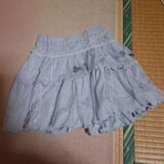 フリル付きグレーのスカート