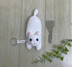 あみぐるみ 白猫ちゃんのキーケース かぎ針編み 猫 キーカバー - メルカリ