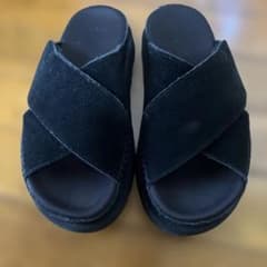 UGG ブラック クロスストラップサンダルのサムネイル