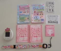 Tamagotchi Peace White Love Melo Pierce with instruction manual and strap. Tested and working.