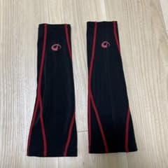 アームカバー 黒と赤 ストレッチ素材
