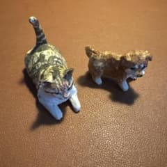はしもとみお　木彫り風 猫と犬 ミニチュアフィギュア 2体セットのサムネイル