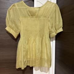 淡い黄色のシアーシャーリングトップスのサムネイル