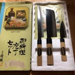 再値下げ❗️特撰優駿　包丁3本セット　外箱は、ボロボロです。のサムネイル