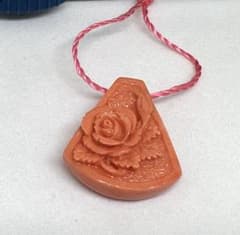 11186天然珊瑚ローズ彫刻 ペンダント 穴あり - メルカリ