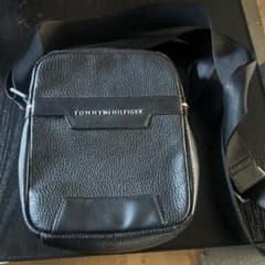 TOMMY HILFIGER 黒 レザー ショルダーバッグのサムネイル