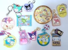 サンリオ　キーホルダー11点、缶バッジ1点
