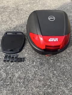 GIVI トップケース ブラック/レッドのサムネイル
