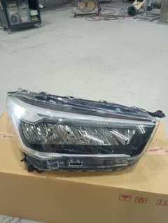 TOYOTA トヨタ ライズ 右ヘッドライトのサムネイル