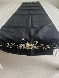 新品 ローズ柄リボン刺繍　テーブルランナー 約30×130センチ ブラックのサムネイル