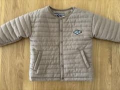 【美品】 マーキーズ ノーカラーキルトジャケット 95 ベージュのサムネイル