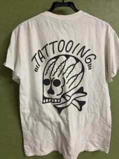 スカルデザイン Tシャツ "TATTOOING"のサムネイル