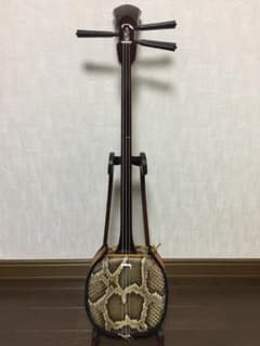 沖縄 三線 真壁型 黒木 ほぼ未使用 強化張り スンチ塗り ケース付のサムネイル