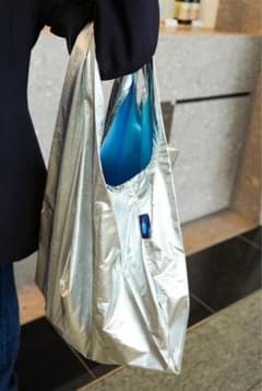 【新品未使用】ブルーボトルコーヒー× BAGGU リユーザブルバッグ（シルバー） g329_01.jpg