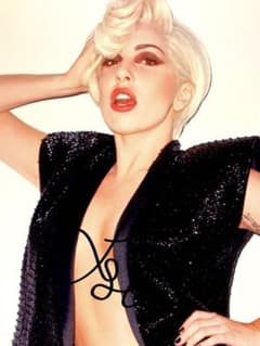 レディー・ガガ直筆サイン入り超大型写真…Lady Gaga… レディー・ガガ直筆サイン入り超大型写真…Lady Gaga… - メルカリ