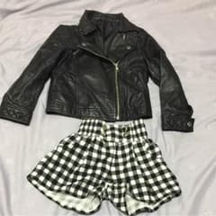 ライダースジャケットとショートパンツのサムネイル