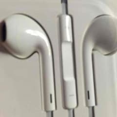 未開封新品のイヤホンのサムネイル