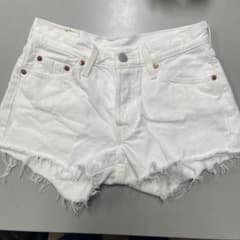デニムショートパンツ リーバイス レディース 白 ホワイト 短パン ジーンズのサムネイル