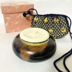 茶道具 茶入 大海 共箱 茶道具 濃茶入 金襴裂地仕覆入り 長緒 - メルカリ