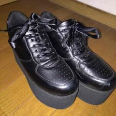 PUNYUS 厚底スニーカー ブラックのサムネイル