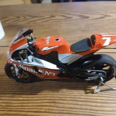 え*じ様 YAMAHA YZR-M1 Carlos Checa 模型のサムネイル