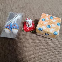 招き猫 置物 三毛ねこ 座布団付き 和雑貨　わら草履ストラップ付き　京都みやげ