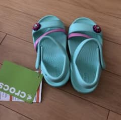 クロックス　キッズ　サンダルのサムネイル