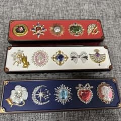 青山デカーボの缶　宝石箱のような可愛い缶ですのサムネイル