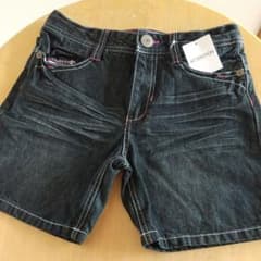 Tシャッツとデニムのショートパンツのサムネイル