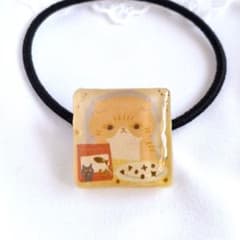 静かな午後の猫たち カリカリおやつの時間 茶トラ 猫ヘアゴム レジン