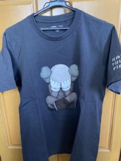 kaws ✖️UNIQLO Tシャツのサムネイル