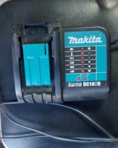 Makita DC18SD バッテリー充電器のサムネイル